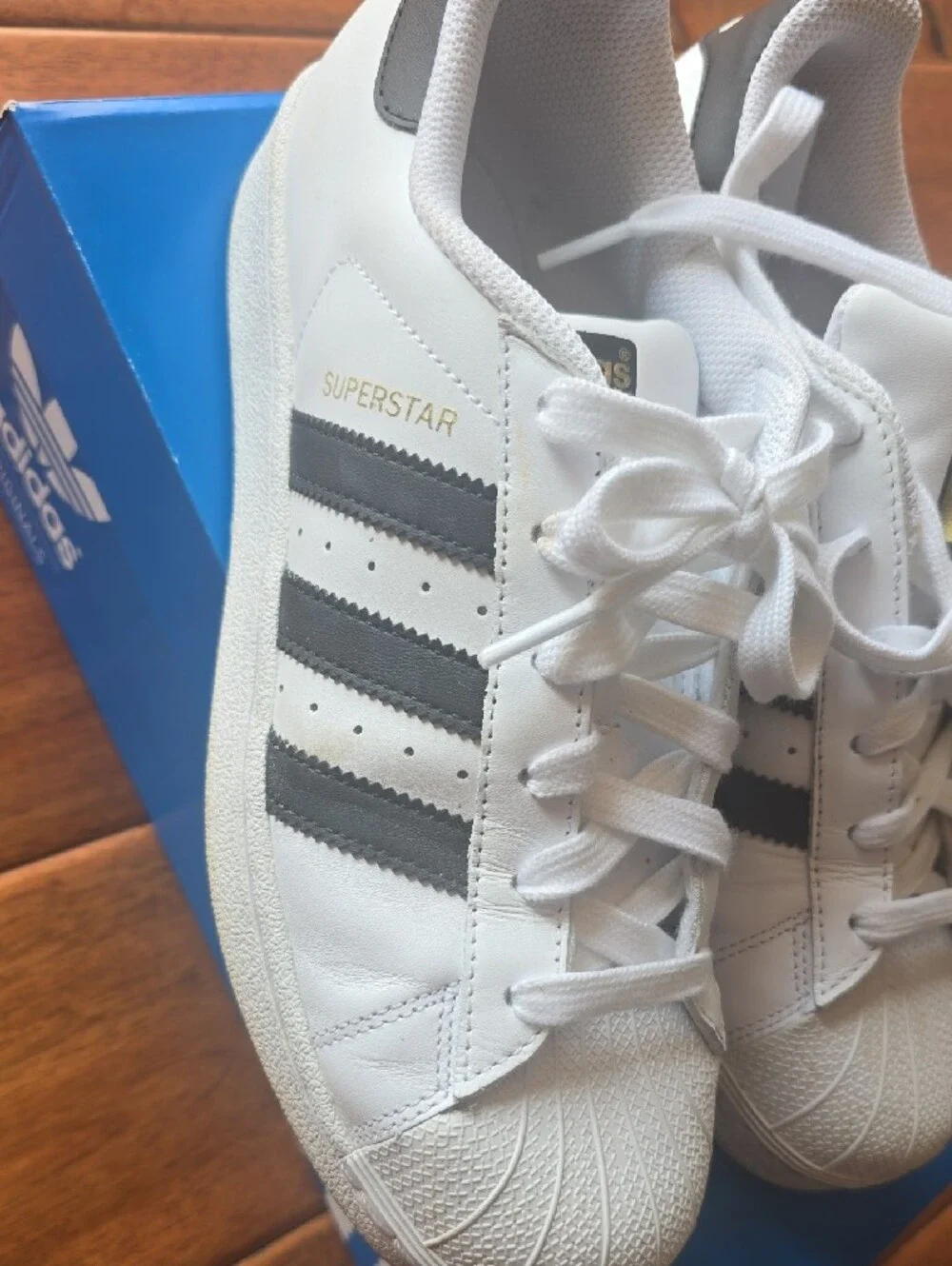 adidas Sneakers